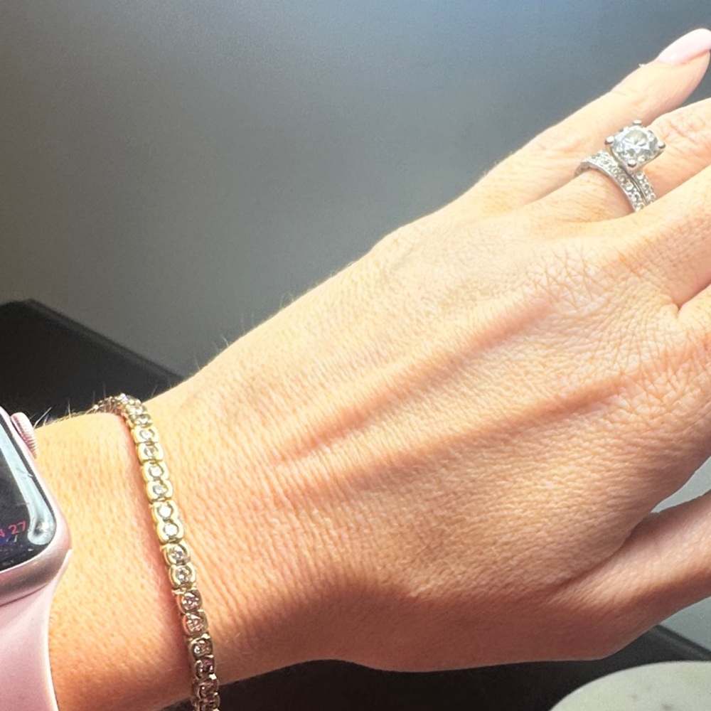 TAKING OFFERS! 
SOLID 10 K GOLD AND NATURAL DIAMONDS 
Bracelet MARK BROUMAND